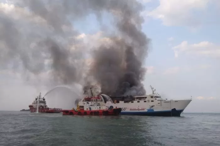 KM Kirana Terbakar, Petugas Gabungan Evakuasi 52 Kru