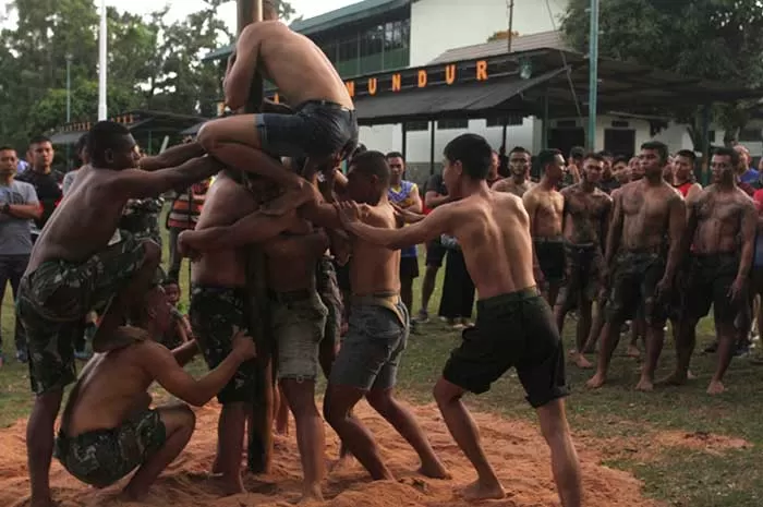 Ini Tips Sukses Menang Panjat Pinang di Momen 17 Agustus