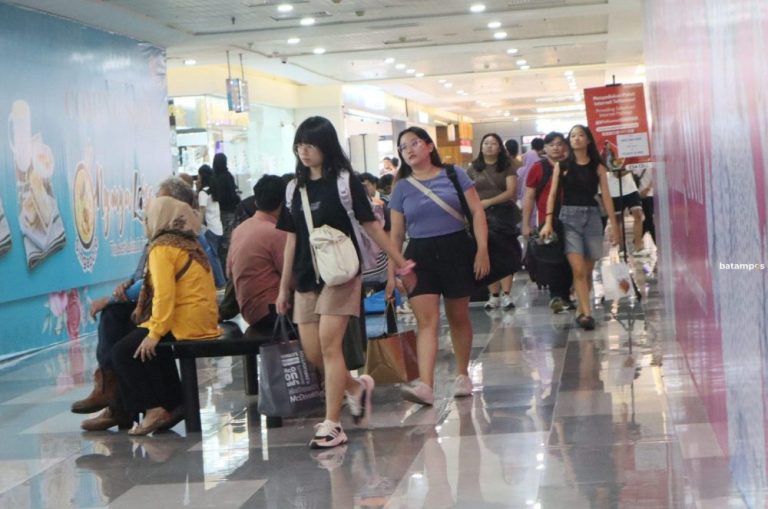 Wisman Serbu Pusat Perbelanjaan di Batam