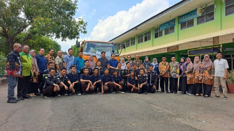 KTB Sumbangkan Mitsubishi Fuso Fighter X ke SMK Darussalam Makassar: Dorong Kemajuan Pendidikan Vokasi Otomotif di Indonesia