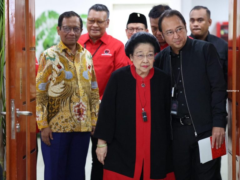 Megawati Serahkan SK Pencalonan M Rudi – Aunur Rafiq untuk Pilgub Kepri