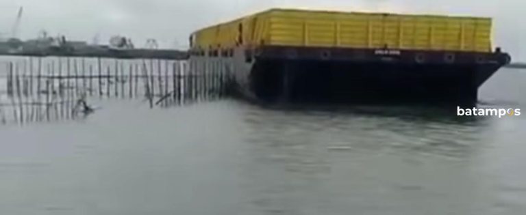 Terseret Arus, Tongkang Milik PT KTU Hantam Kelong Warga Pulau Buluh