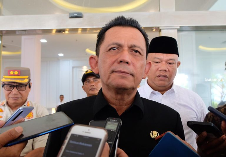 Gubkepri Keluarkan Surat Pemberhentian 30 Anggota DPRD dan Surat Pengangkatan 30 Anggota Baru DPRD Karimun