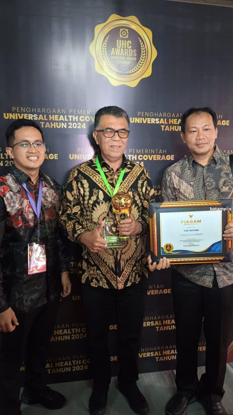 Wakil Presiden Serahkan Penghargaan OHC Kategori Utama dari BPJS kepada Bupati Natuna