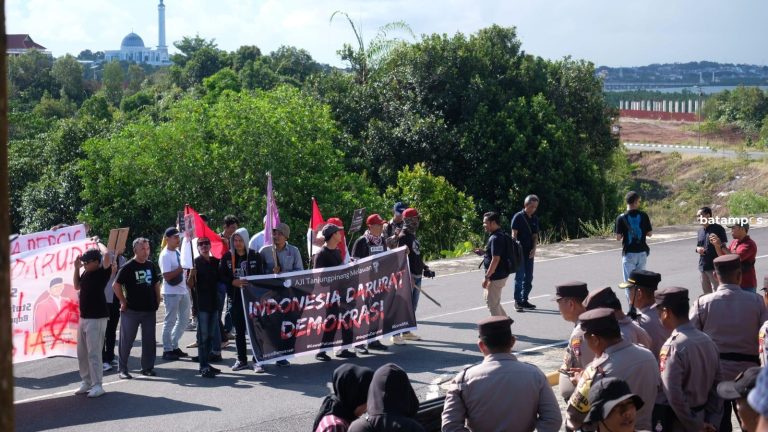 Kawal Putusan MK, AJI, IJTI, AMSI, SMSI dan Mahasiswa Demo ke DPRD Kepri