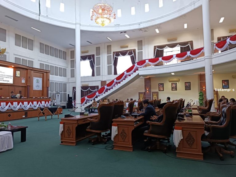 Dihadiri 7 Anggota, Paripurna DPRD Pinang Dipaksa Lanjut, Ashady Pilih Tinggalkan Rapat