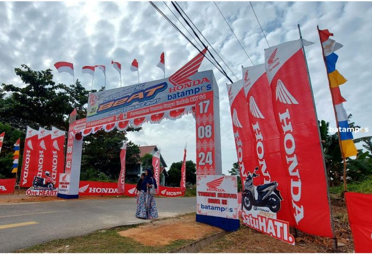 Warga Perumahan Taman Surya Indah, Bintan, Menyulap Barang Bekas Jadi Gapura 17 Agustus