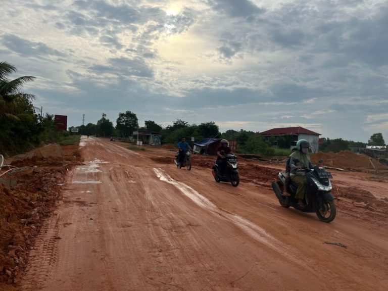 Warga Sambau Keluhkan Jalan Rusak dan Tanpa PJU