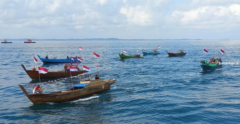 Puluhan Pompong Nelayan Bintan Ikut Kibarkan Bendera Merah Putih di Perairan Pulau Terdepan