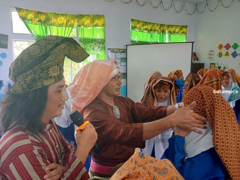 Pelajar SMPN 3 Tebing Diajarkan Cara Mengikat Kain Samping dan Buat Tanjak