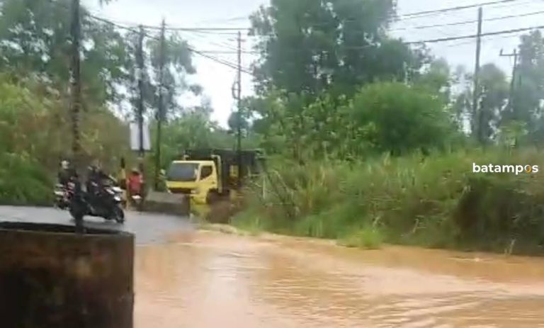 Hujan Sejak Subuh, Jalan Bhakti Praja Tanjunguban Tergenang Air