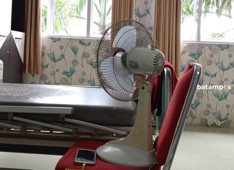 AC Rumah Sakit Rusak, Keluarga Pasien Terpaksa Bawa Kipas Angin Sendiri