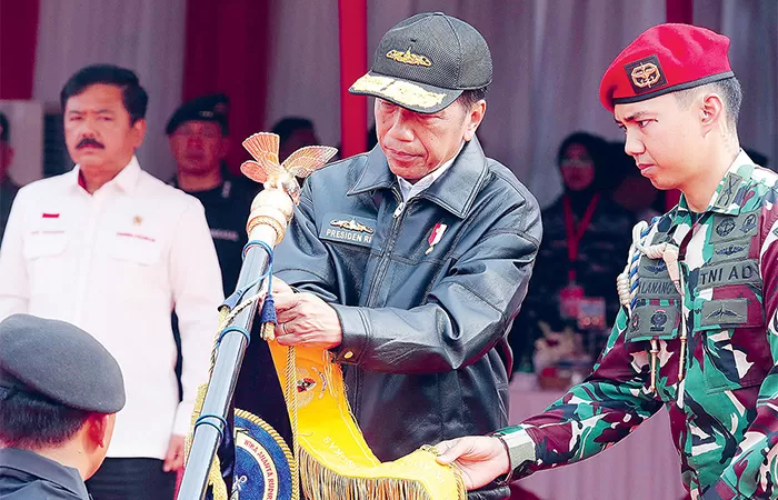 Jokowi Terima Brevet Kehormatan Hiu Kencana Jelang Pulang ke Solo