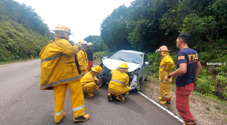 Ban Keluar Jalur Aspal, Avanza Tabrak Tebing Terbalik di Jalan Lagoi