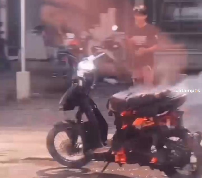 Motor Matik Terbakar saat Melintas di Jalan Raja Haji Fisabilillah