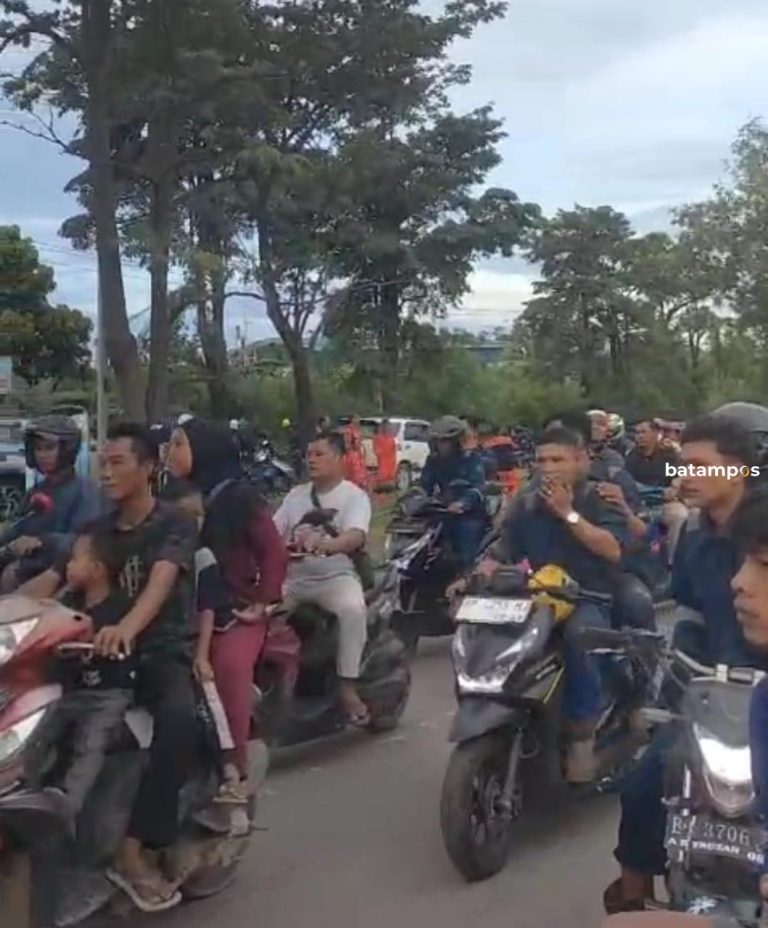 Krisis Air Berkepanjangan, Warga Unjuk Rasa Blokir Jalan Menuju Galangan Kapal
