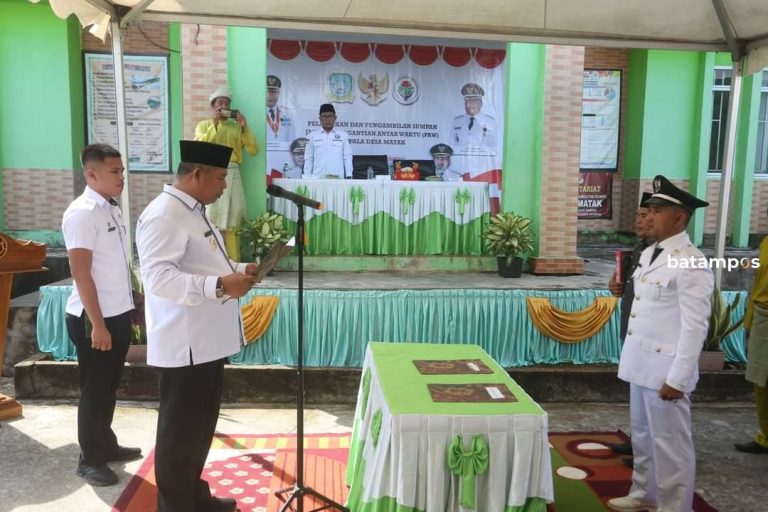 Lantik Adnan Jadi Kades Definitif Desa Matak, Bupati Tekankan Transparansi Pengelolan Dana Desa