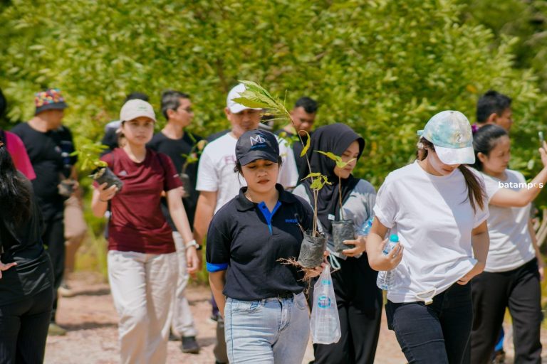 Ratusan Relawan Tanam Pohon di TWA Muka Kuning untuk World Cleanup Day 2024