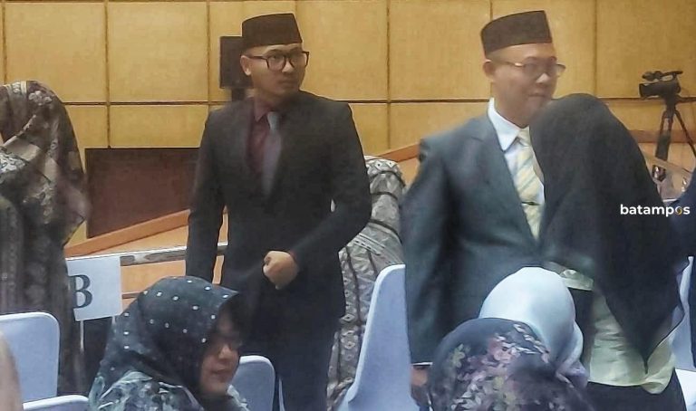 Lama Tidak Terlihat Usai Postingan Istrinya Membela Erina Gudono, Kepala BP Bintan Farid Terlihat di Paripurna Pengangkatan Pimpinan DPRD Bintan