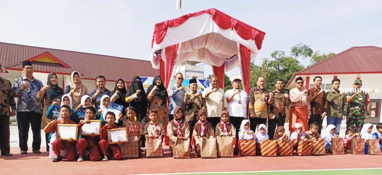 Seragam Sekolah Pelajar SD dan SMP di Karimun Akhir Dibagikan