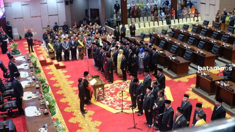 45 Anggota DPRD Kepri Dilantik, Nyanyang Tidak Hadir