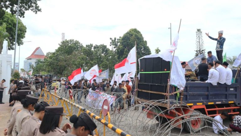 Gegara Pengelolaan Sampah, Warga Unjuk Rasa di Kantor Pemko Batam