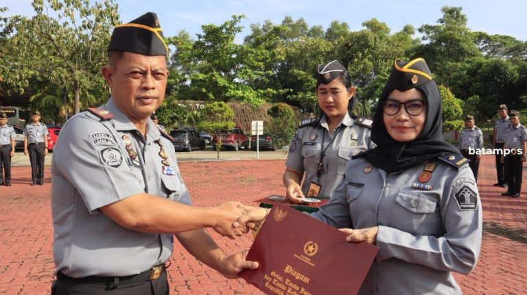 Bertugas Selama 20 Tahun, Dua Pegawai Lapas Batam Dapat Penghargaan Satya Lencana