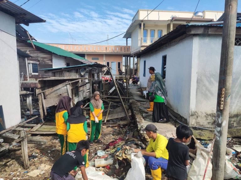 Aksi Bersih-Bersih Warga dan Polisi, Wujudkan Lingkungan Sehat di Sekupang