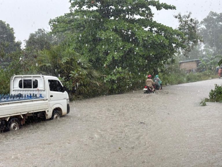 Digulung Banjir, Bocah Lelaki Nyaris Hanyut di Batuaji