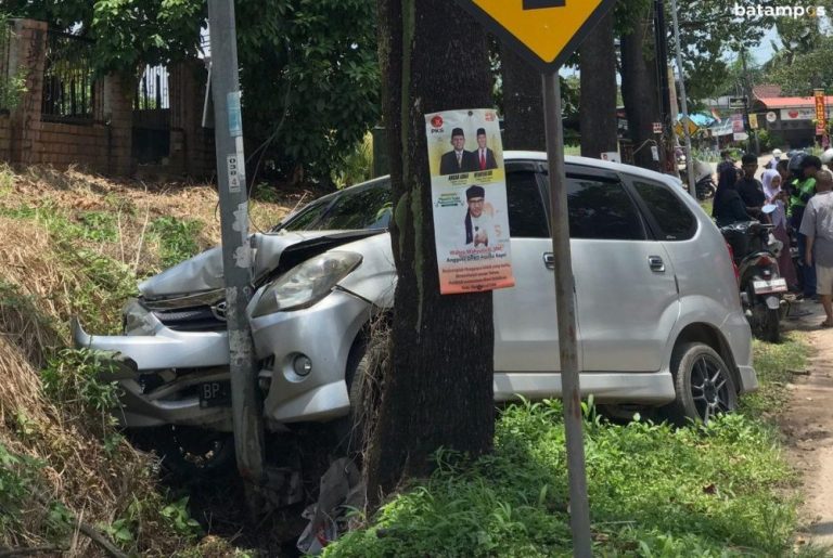 Gegara Geser Sandal, Pengendara Mobil Hilang Kendali dan Tabrak Motor di Tiban