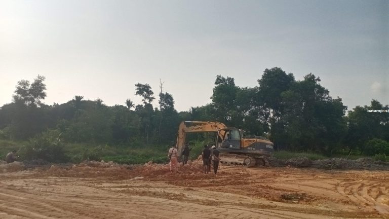 Cegah Banjir, Warga Seibinti Arahkan Alat Berat Proyek Pematangan Lahan untuk Bersihkan Sungai