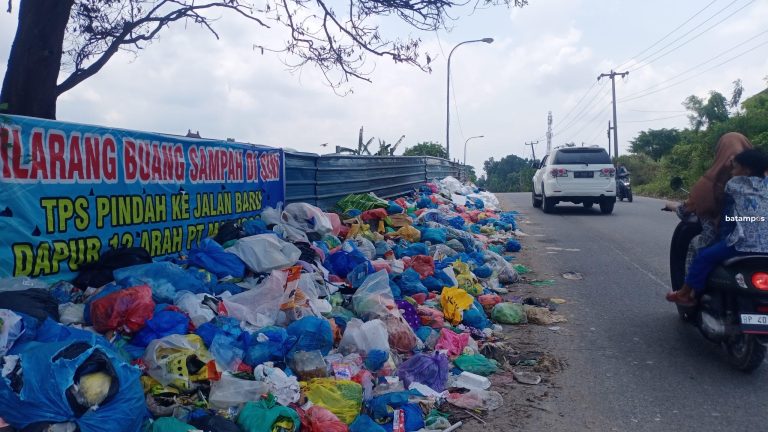 Sampah di Lokasi Bekas TPS Meluber Hingga ke Bahu Jalan