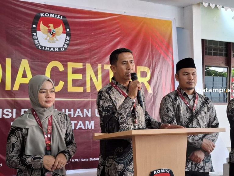 KPU Batam Tetapkan Amsakar-Li Claudia dan Nuryanto-Hardi Sebagai Pasangan Calon Wali Kota Batam