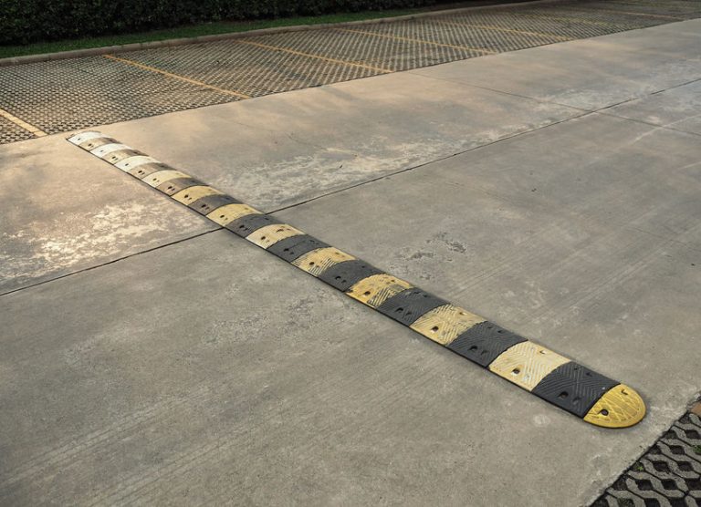 Dishub Batam Pasang Speedbump untuk Cegah Kecelakaan di Simpang Panasonic