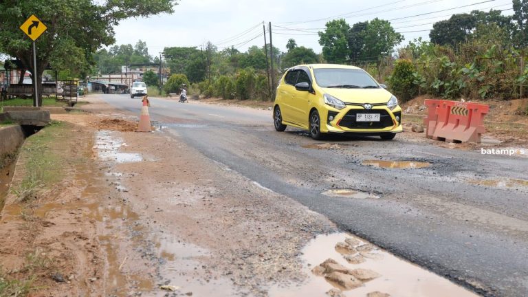 Jalan Nusantara Tanjungpinang Berlubang, Bikin Pengguna Jalan Was-was
