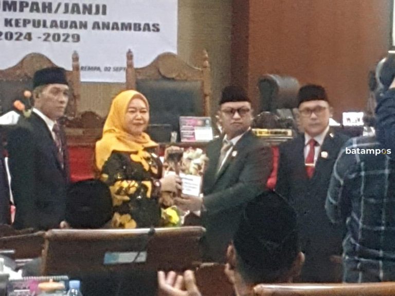 Menarik di DPRD Anambas, Ibu Digantikan Anak, Istri Digantikan Suami