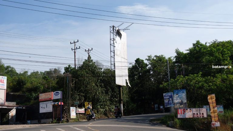 Banyak Papan Reklame di Tanjungpinang Tak Terawat