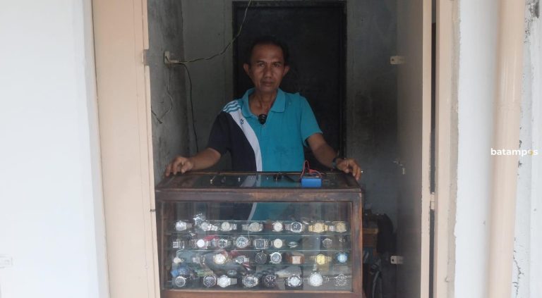 Kios Arloji Legendaris di Kota Lama Tanjungpinang, Jasa Servis Arloji Pak Achyar yang Beroperasi Sejak Tahun 1966