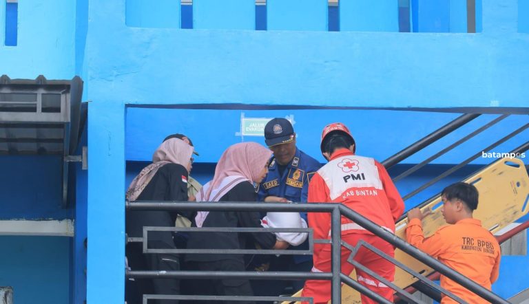 Simulasi Penanganan Bencana Kebakaran di SMPN 1 Bintan, Dua Pelajar Terjebak di Lantai Dua Sekolah