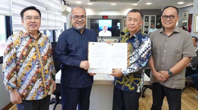Serah Terima Jabatan Anggota Deputi Bidang Administrasi dan Keuangan