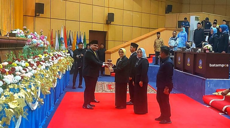 Fiven Sumanti Resmi Jabat Ketua DPRD Bintan