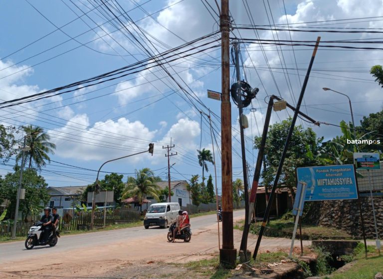 Truk Rem Blong Tabrak Tiang Listrik, Sopir Dilarikan ke RS