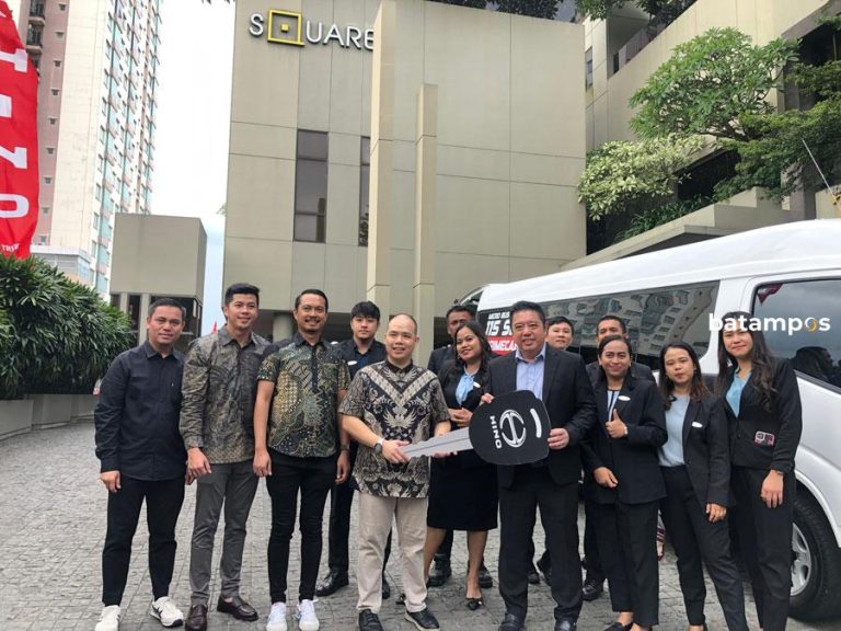 Hino Bus 115 SDBL Primecab: Transportasi untuk Tamu i Hotel Baloi