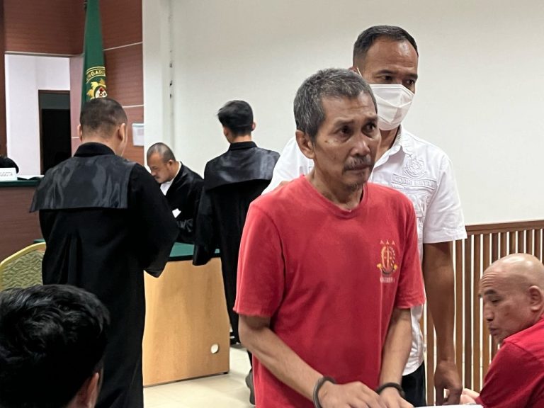 Nasrun, Kakek Pencuri Ponsel WNA Menangis Usai Dituntut 6 Bulan