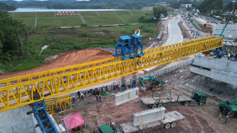 Pekerjaan Jalan Layang Sei Ladi Memasuki Tahap Pemasangan Balok Girder