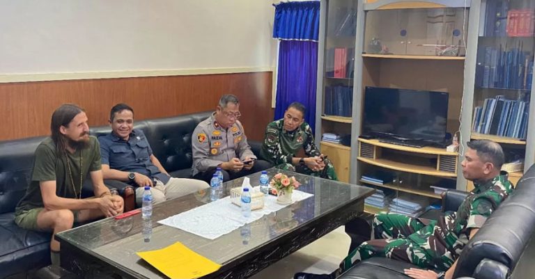 Pilot Susi Air Philip Mark Mehrtens Bebas