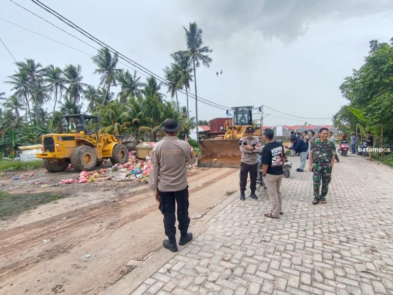 TNI-Polri Bersama Warga Bersihkan Tumpukan Sampah