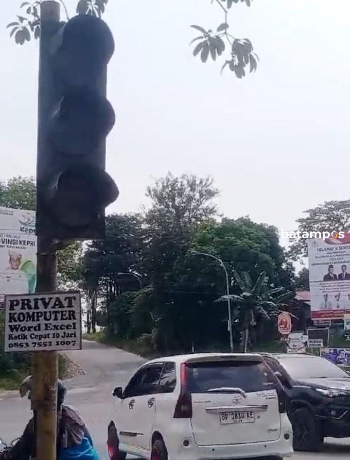 Traffic Light Padam, Lalu lintas Simpang Tanjunguncang Amburadul