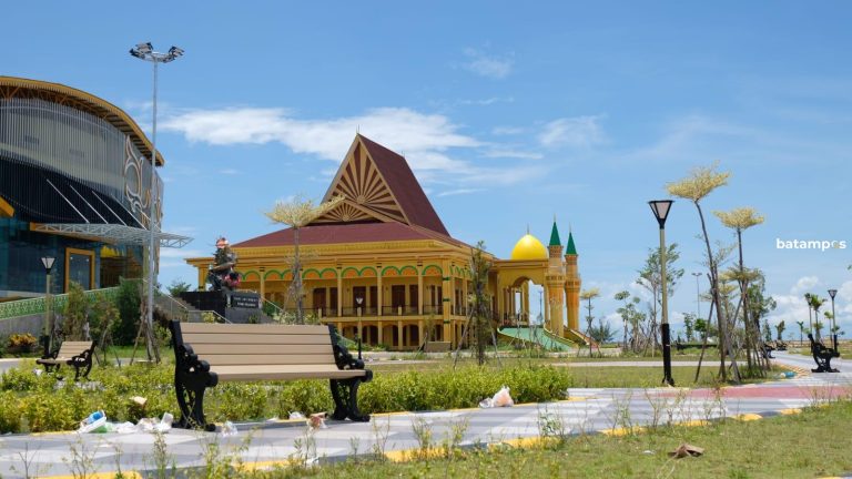 Jorok, Sampah Berserakan Kotori Taman Gurindam 12