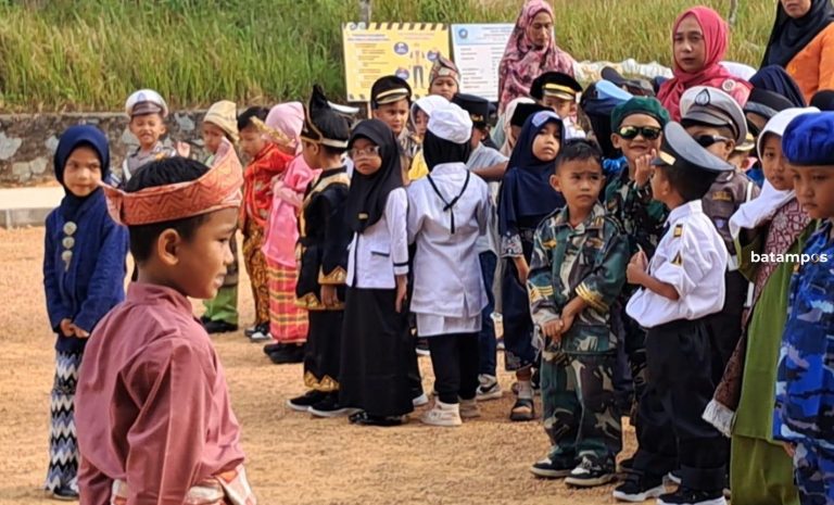 Hari Sumpah Pemuda, Siswa RA Bahrul Ulum di Bintan Kenakan Baju Budaya dan Profesi
